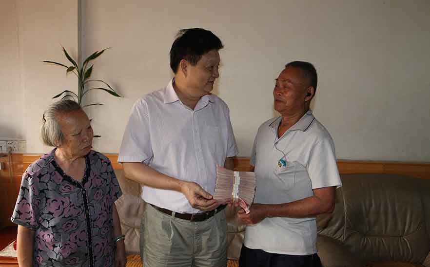 13年，董事長陳橋頓先生慰問并支持10萬元給軍烈屬張運興家建房