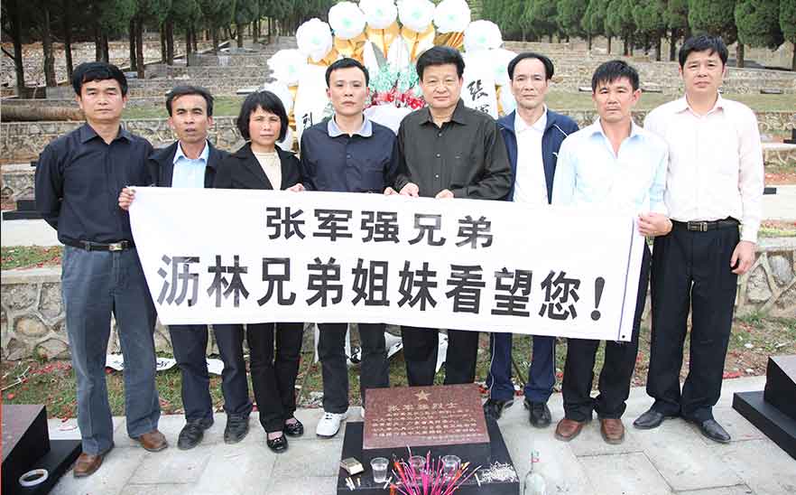 10年清明節(jié)，陳橋頓在瀝林組織曾參加對越自衛(wèi)反擊戰(zhàn)的退伍老兵、烈士家屬到廣西靖西烈士陵園掃墓