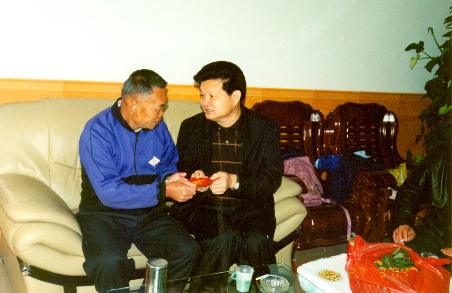 2004年全國愛國擁軍模范、廣東省橋勝集團董事長陳橋頓慰問各軍烈屬