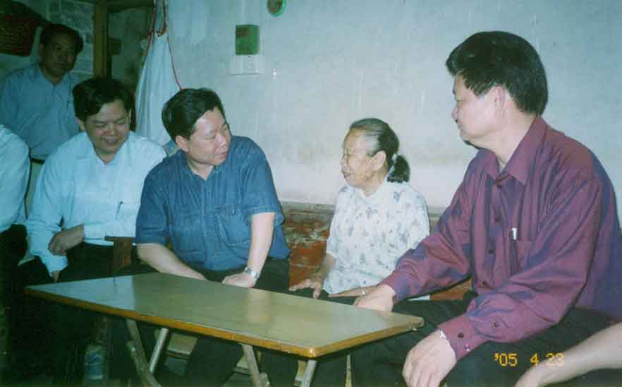 2005年橋勝集團董事長陳橋頓先生看望烈屬張新娣