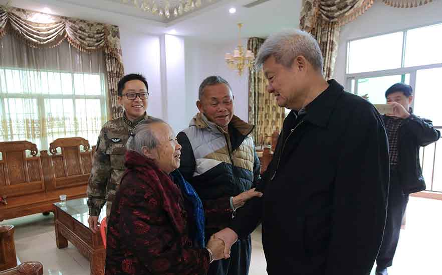 17年1月與部隊領(lǐng)導一同慰問軍烈屬