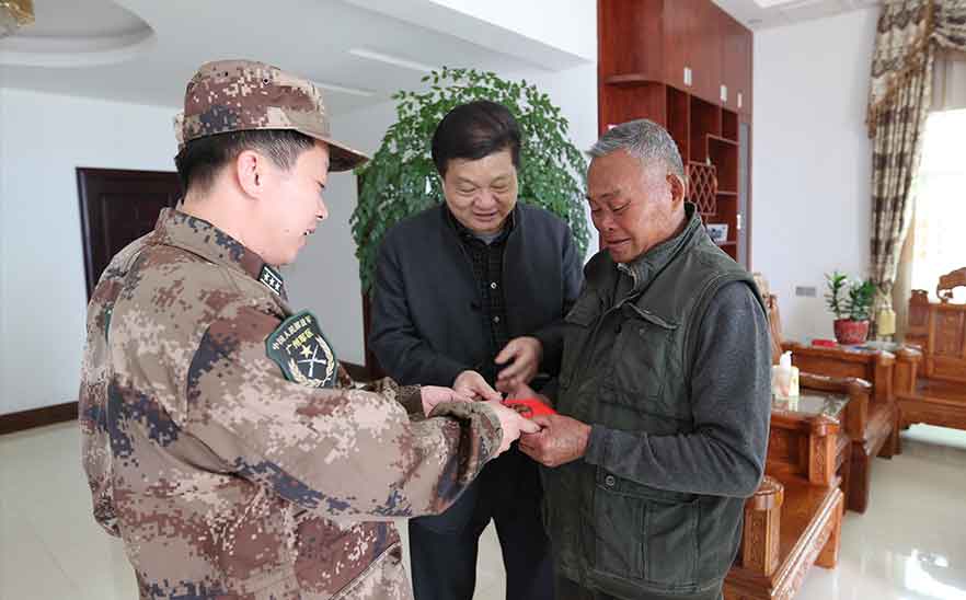 15年，陳橋頓先生與部隊同去看望軍烈屬張運興
