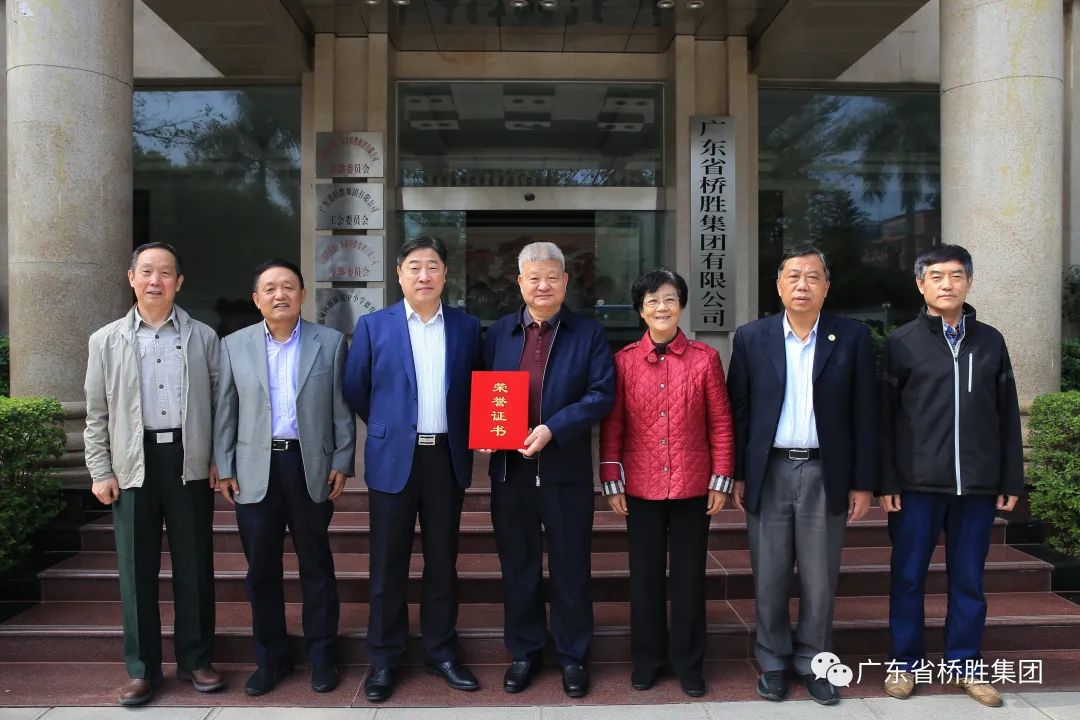 省愛促會(huì)特邀原廣州軍區(qū)空軍副參謀長(zhǎng)岳喜翠將軍和中共惠州市委常委、組織部長(zhǎng)沈亦軍同志等，上門為陳橋頓頒發(fā)抗擊疫情先進(jìn)個(gè)人榮譽(yù)證書 