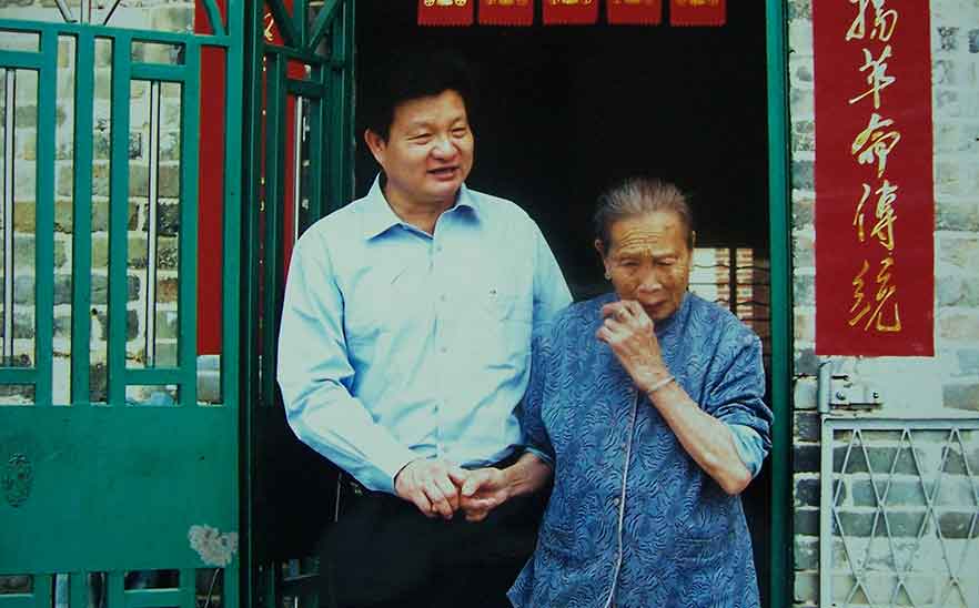 愛灑人間——2006年橋勝集團董事長陳橋頓先生看望烈屬張新娣、張巖好