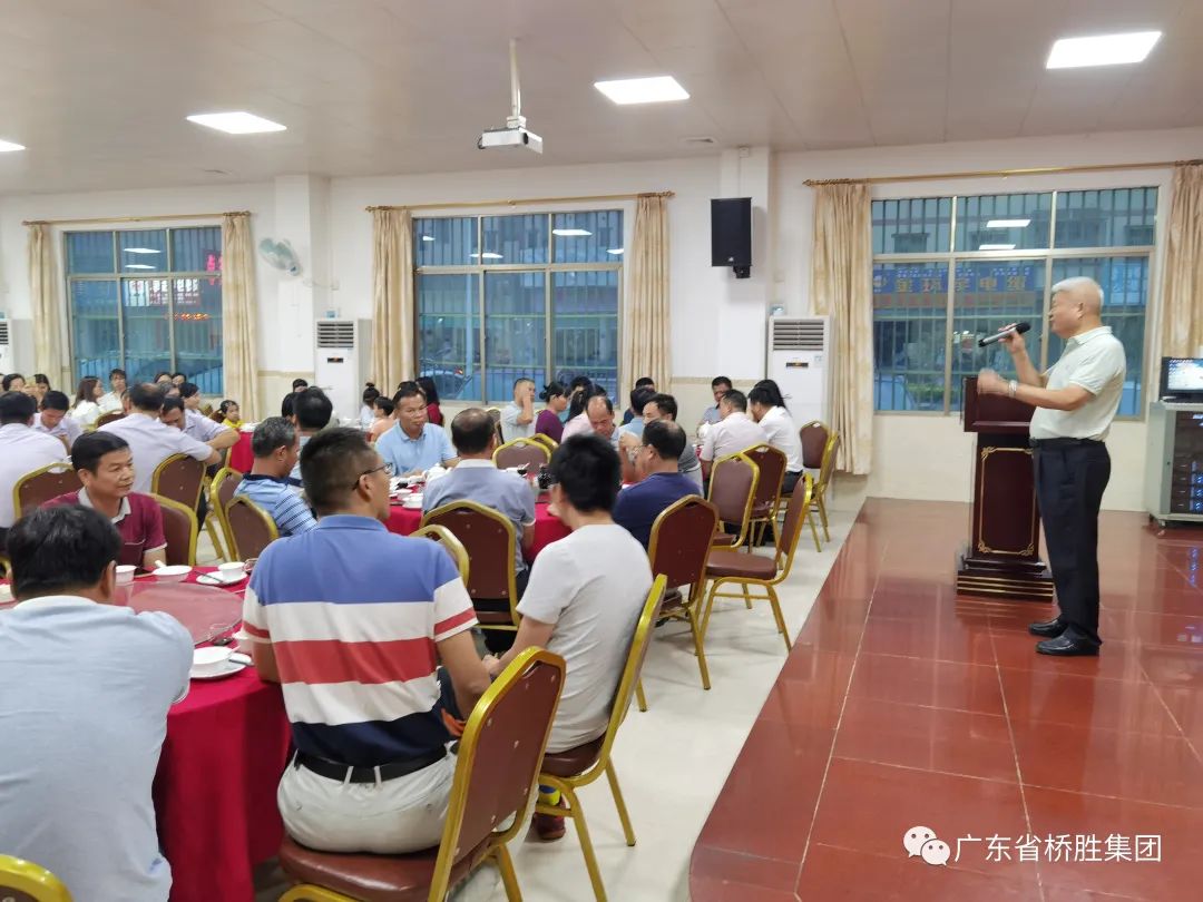 一支教鞭二?清風(fēng)，三尺講臺(tái)桃李芬芳